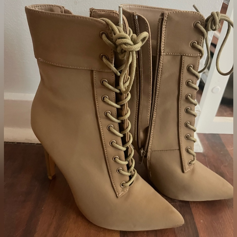 Lace up booties 🤎